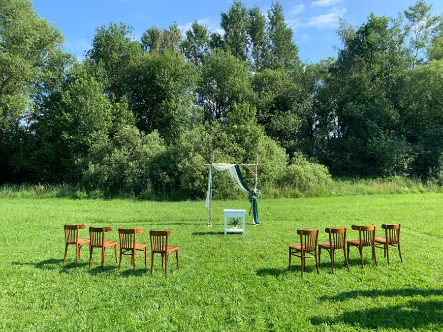 Svatební obřadní místo na louce
