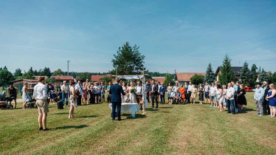 Hosté na svatebním obřadu na louce