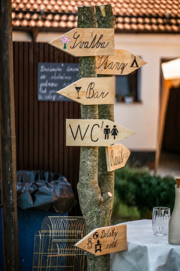 Dřevěný směrovník ke svatbě, baru a WC